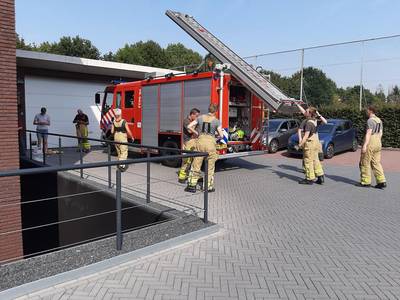 Brandweer redt egeltje uit afvoer in Groenlo