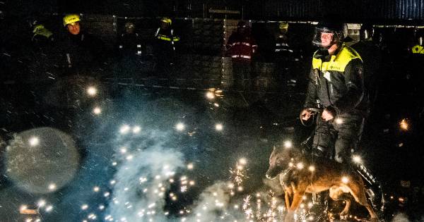 ‘Uiterste uit politie geperst' tijdens de jaarwisseling .