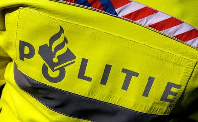 Vrachtwagen rijdt in op stilstaande auto: twee doden