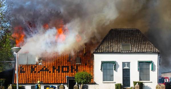 Vuurzee verwoest Herberg 't Kanon in Zutphen: brandweer laat monumentaal complex uitbranden .