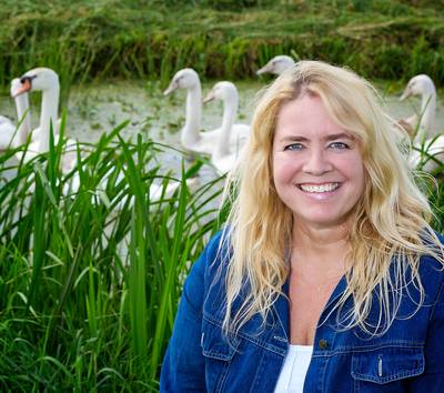 Zwanenbeschermster Van Rooy ‘door messen geraakt’ bij slachterij