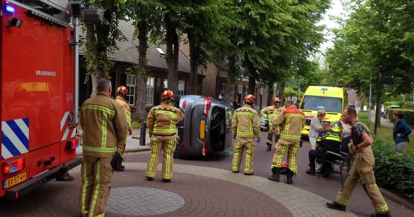Auto op zijn kant in Duizel, man en vrouw bevrijd door omwonenden - Eindhovens Dagblad