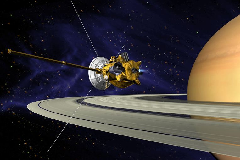 Conceptbeeld van de sonde Cassini bij Saturnus.