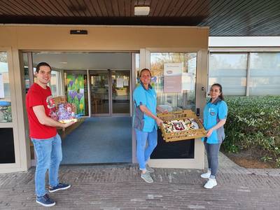 Supporters van zorg delen lekkers uit in Goor
