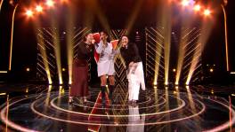 Doodzieke Hafsa zingt samen met Noëlle en en Jamine de battle van ...