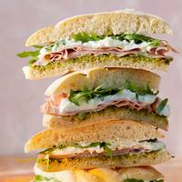 Schiacciata met mortadella en stracciatella