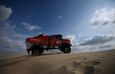 Pechvogel Van den Brink met truck over de kop in Le Dakar, maar door als coach