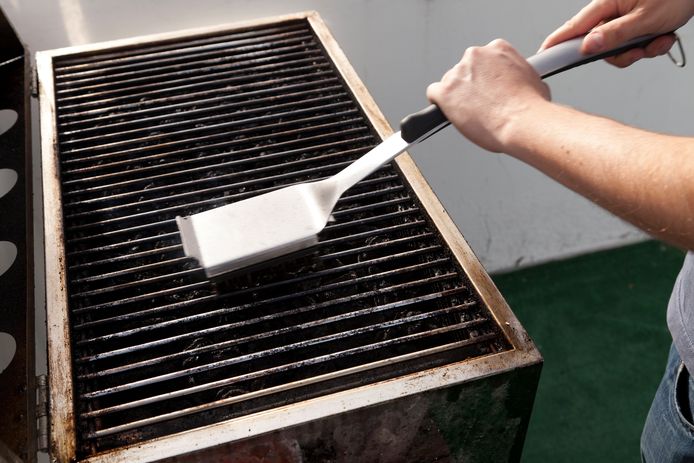Het vervelendste klusje van de zomer: de bbq schoonmaken ...