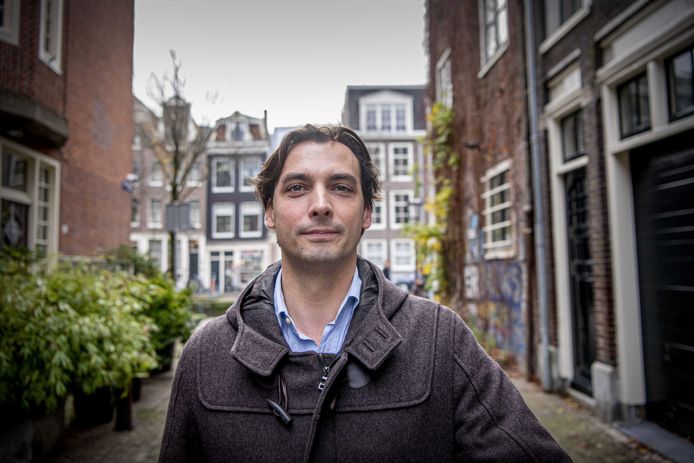 Thierry Baudet onder weg naar het partijkantoor.