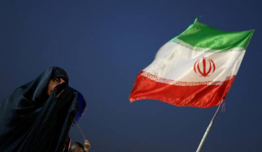 Trump dreigt Iran ‘volledig te verwoesten’ als het moordpoging op hem onderneemt