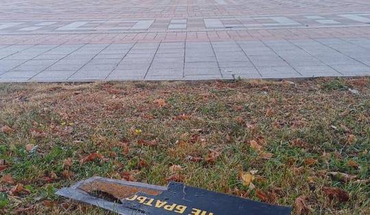 Brokstukken van Russische drone van Iraanse makelij komen neer in Kiev naast parlement