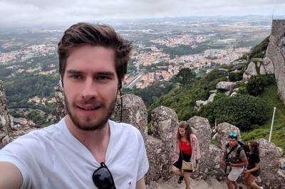 Dakloze Australiër wordt piepjonge miljonair: ‘Ik sliep onder een brug, maar durfde niet om hulp te vragen’