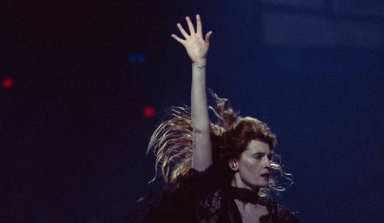 Florence + The Machine op Pukkelpop: ‘Als er deze festivalzomer al een moment was waarop ik méér euforie voelde, kan ik het me toch niet meer herinneren‘ ★★★★☆