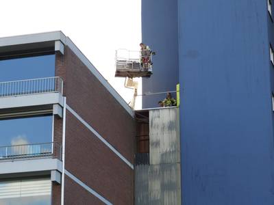 Gevelpanelen flat in Veenendaal los door harde wind