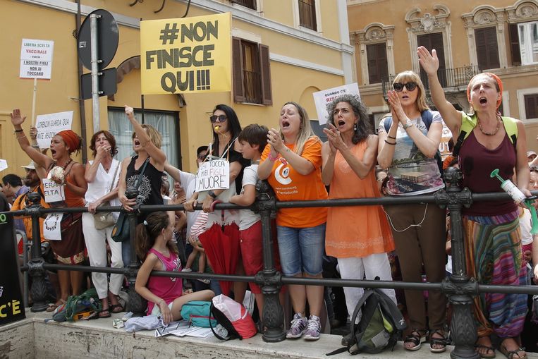 Al wekenlang gaan in Italië vele mensen de straat op om te protesteren ten een vaccinatieplicht, zoals hier afgelopen vrijdag in Rome. Beeld Hollandse Hoogte / Backgrid UK