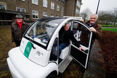 Vandaal schopt spiegel stuk van Nijmeegse minitaxi voor ouderen: ‘Dit is schandalig’