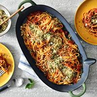 Een hemelse pasta puttanesca en een snelle omelet met gerookte tomme: dit is ons weekmenu