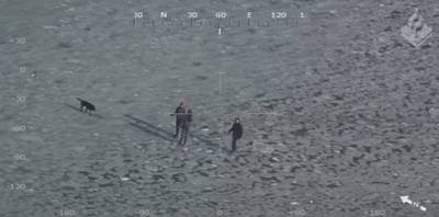 Politiehelikopter jaagt waaghalzen van bevroren Gooimeer af