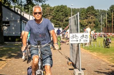 Flesje water en mondkapje voor deelnemers Fietsdriedaagse Leende