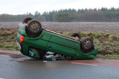Auto op de kop door gladheid in Wekerom