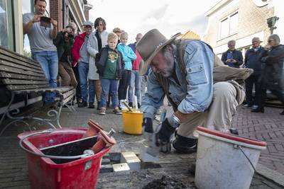 Stolpersteine onder grote belangstelling gelegd in Delden: ‘Goed dat we op deze manier herdenken’