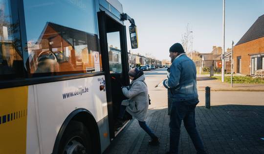 Waarom De Lijn het zo moeilijk heeft in Vlaanderen: over verrommeling, carports en besparingen