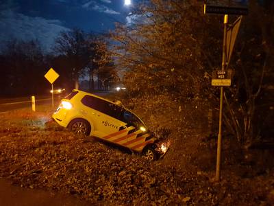 Politieauto vliegt uit bocht en belandt in greppel