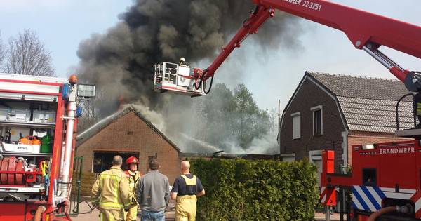 Bewoner woning in Budel-Dorplein gewond naar het ziekenhuis na brand in aangebouwde garage - Eindhov