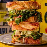Een Indiase versie van de beroemde Philly-toastie: Malai Chicken Toastie