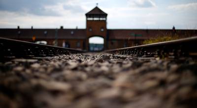 Schandaal in kamp Auschwitz: Israëlische tiener plast op monument