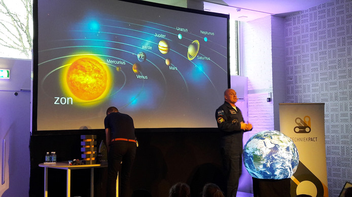 André Kuipers geeft uitleg over de ruimte.
