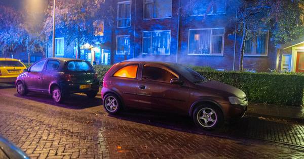 Opnieuw raak in Deventer: auto in brand, vermoedelijk brandstichting.