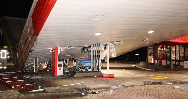 Total geschokt door ingestort tankstation: 'Verschrikkelijk' | Zeeland - AD.nl
