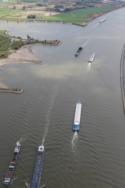 Aanvaring tussen drie schepen op de Waal bij Brakel