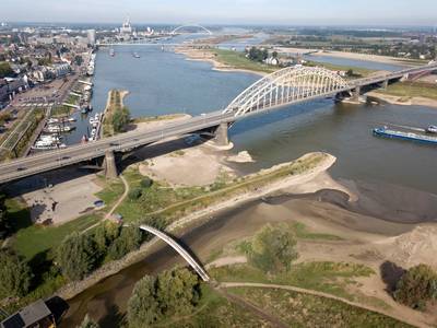Kijkje uit de lucht: Waal bij Nijmegen staat extreem laag