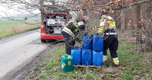 18 vaten met xtc-afval gedumpt in sloot in Horssen - De Gelderlander