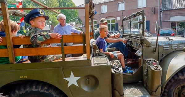 Door de wind geen 'voltreffer' bij fly-over Hooge Mierde - Eindhovens Dagblad