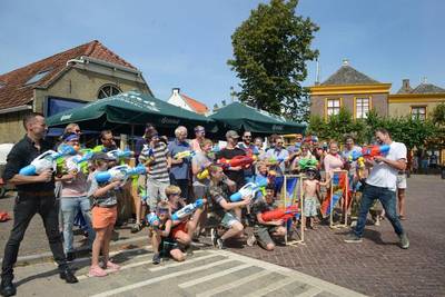 Elkaar en de warmte te lijf met waterpistolen in Zonnemaire