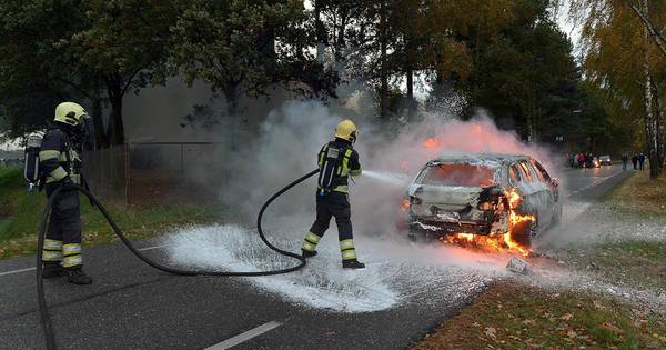 Auto brandt volledig uit in Knegsel
