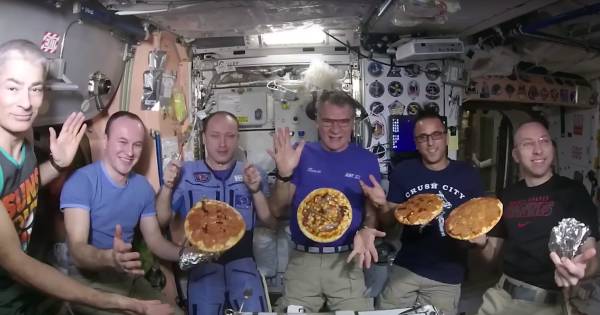Goudse kaas de ruimte in: 'Ik denk dat de pizza best goed was' - AD.nl