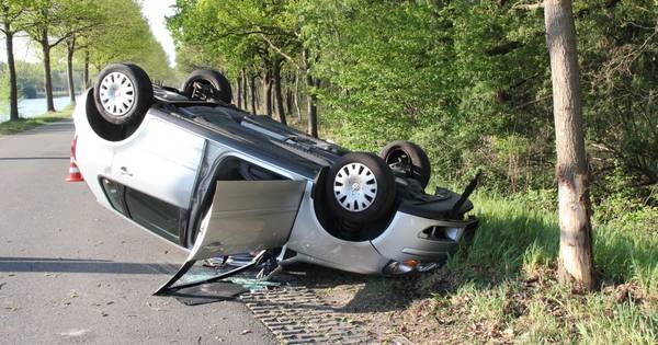 Auto raakt boom en slaat over de kop in Bornerbroek - Tubantia