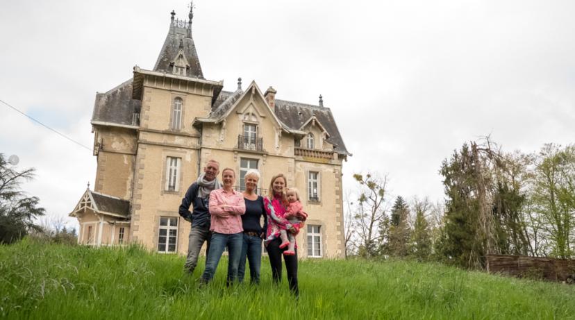 Familie Meiland voor hun chateau in Frankrijk