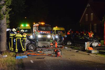 Dode en zwaargewonden door aanrijding met twee auto's in Achtmaal