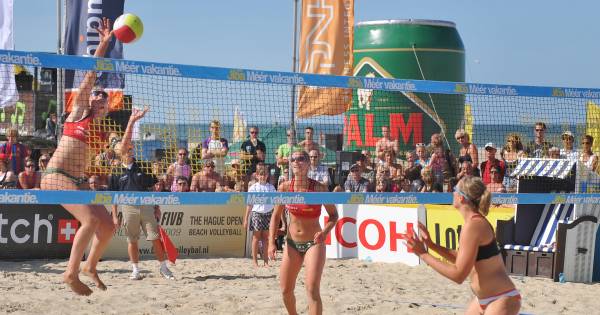 Volleybal en tennis op strand Vrouwenpolder