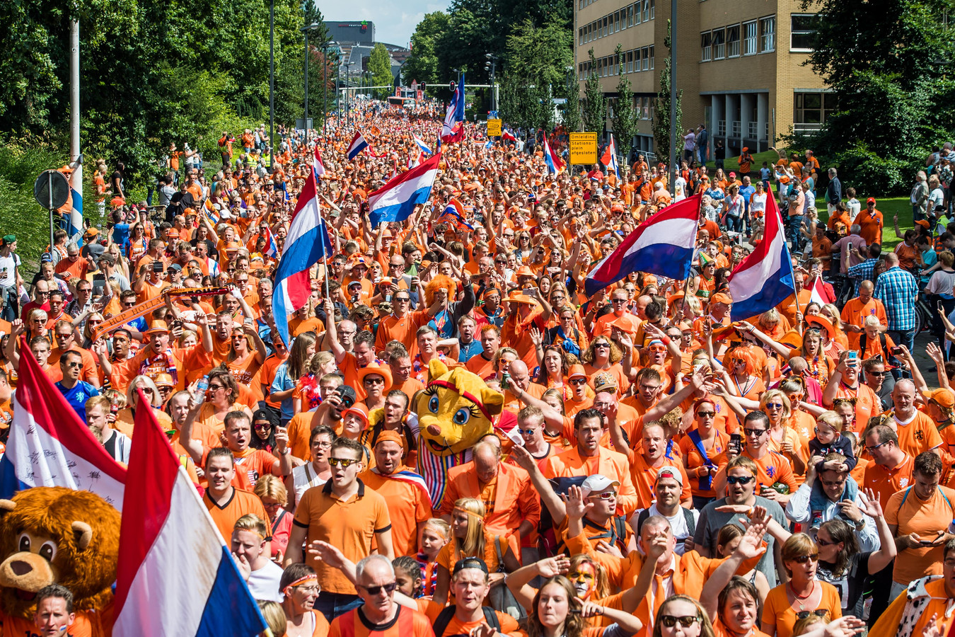 Nederlandse en Deense fans samen naar finale | Foto | AD.nl