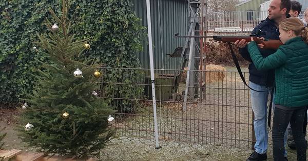 Maren-Kessel schiet met plezier kerstballen aan gruzelementen - BD.nl