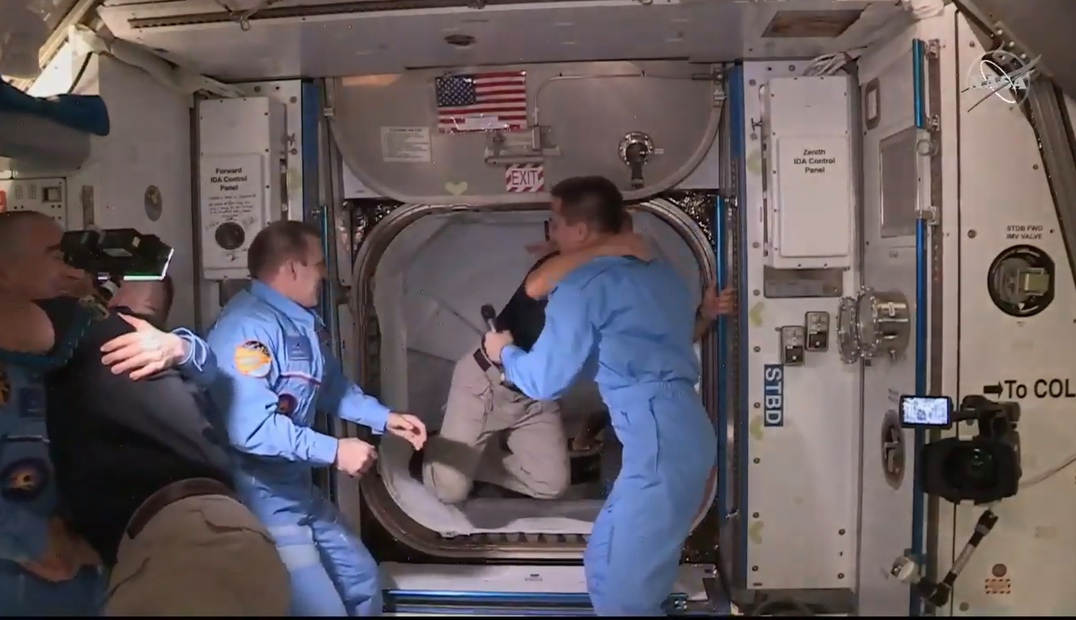 Combien D Astronautes Dans L Iss Les deux astronautes de SpaceX ont pénétré dans l'ISS | Foto | 7sur7.be
