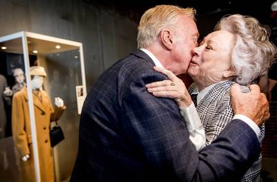 Corrie van Gorp (75) in tranen tijdens eerbetoon in Oude Luxor Theater