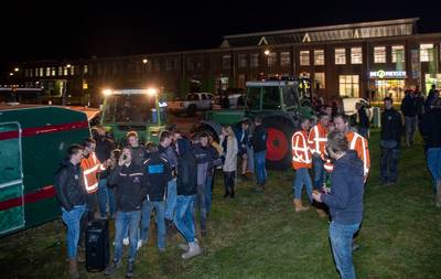 Tachtig boeren en bouwers demonstreren bij bijeenkomst over dierenrechten in Ede