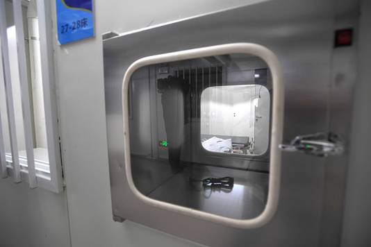 De deur van een isolatiekamer in het Huoshenshan hospitaal in Wuhan